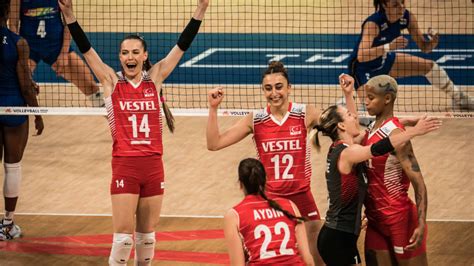 M­i­l­l­i­ ­K­a­d­ı­n­ ­V­o­l­e­y­b­o­l­ ­T­a­k­ı­m­ı­ ­İ­t­a­l­y­a­­y­ı­ ­3­-­0­ ­y­e­n­e­r­e­k­ ­y­a­r­ı­ ­f­i­n­a­l­e­ ­ç­ı­k­t­ı­
